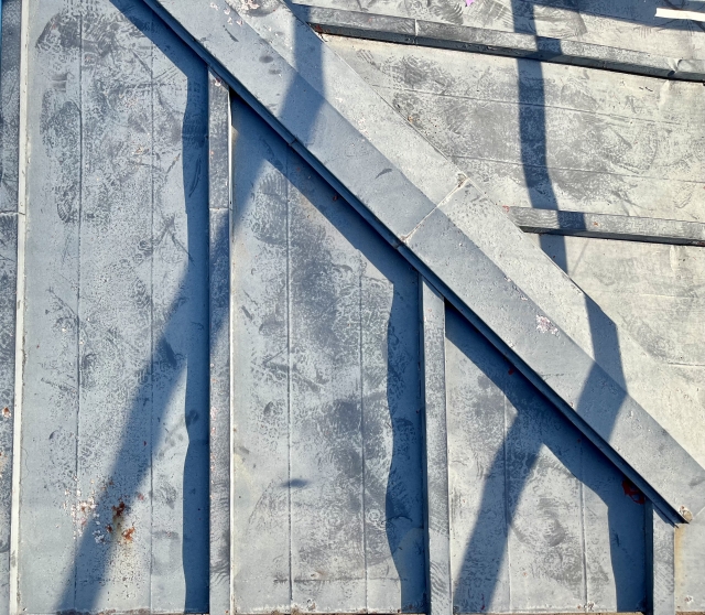 金属屋根の塗装劣化　チョーキング現象